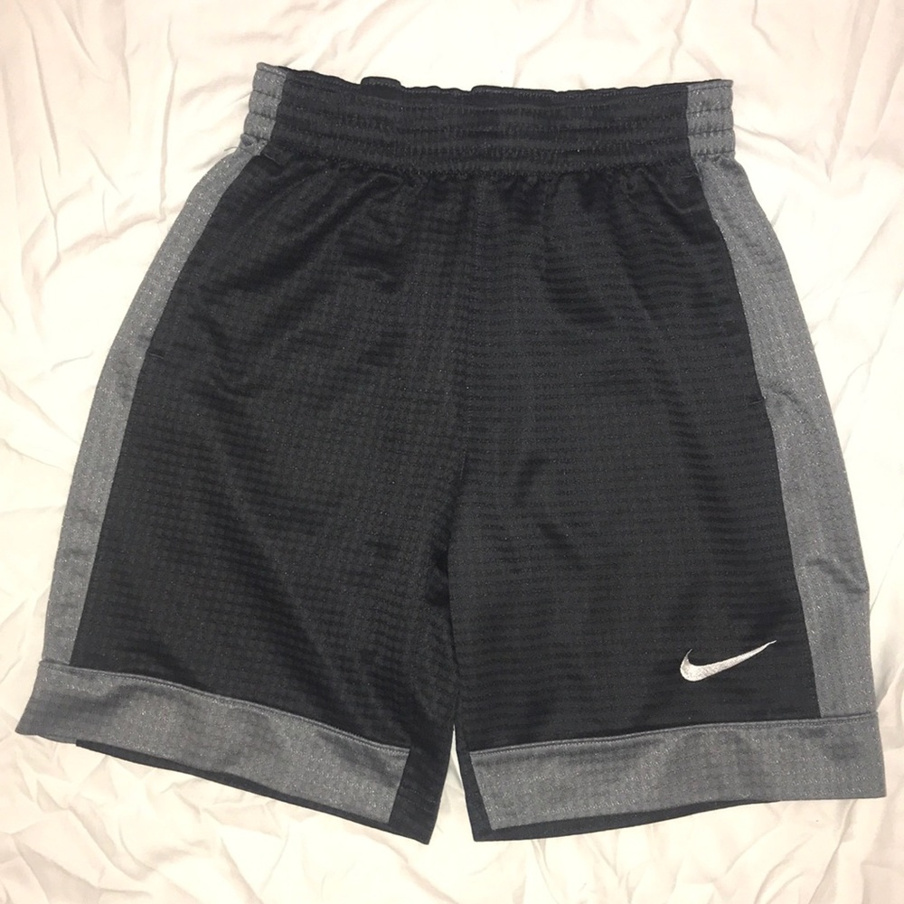 Nike Size M Boys Colorblock Performance Short